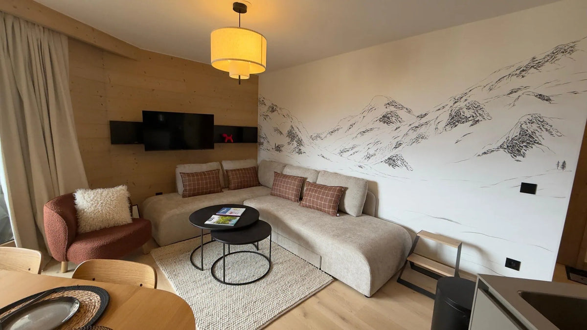 Papier peint panoramique montagne au trait dans un salon de style chalet chic — MuralConcept